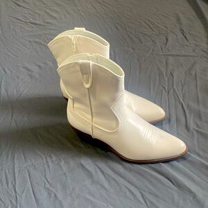 Size 6 and half ankle boots (white)
